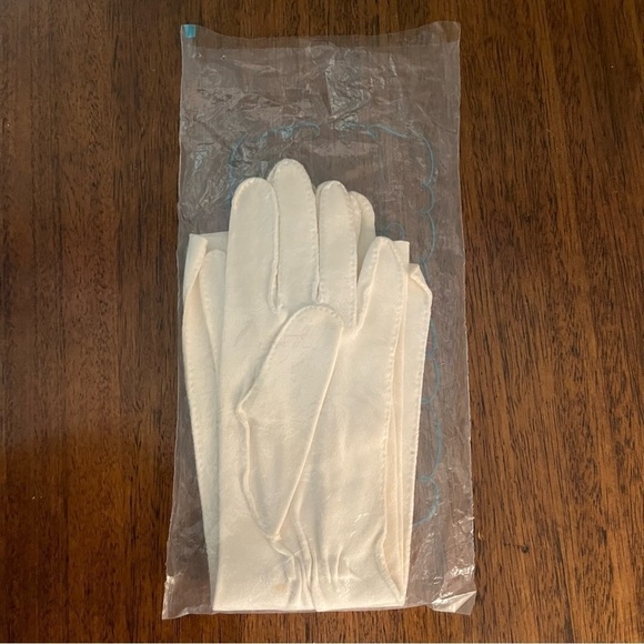 Vintage 1960s Van Raalte White Wedding Dress Gloves – NWT in Package - Picture 2 of 8